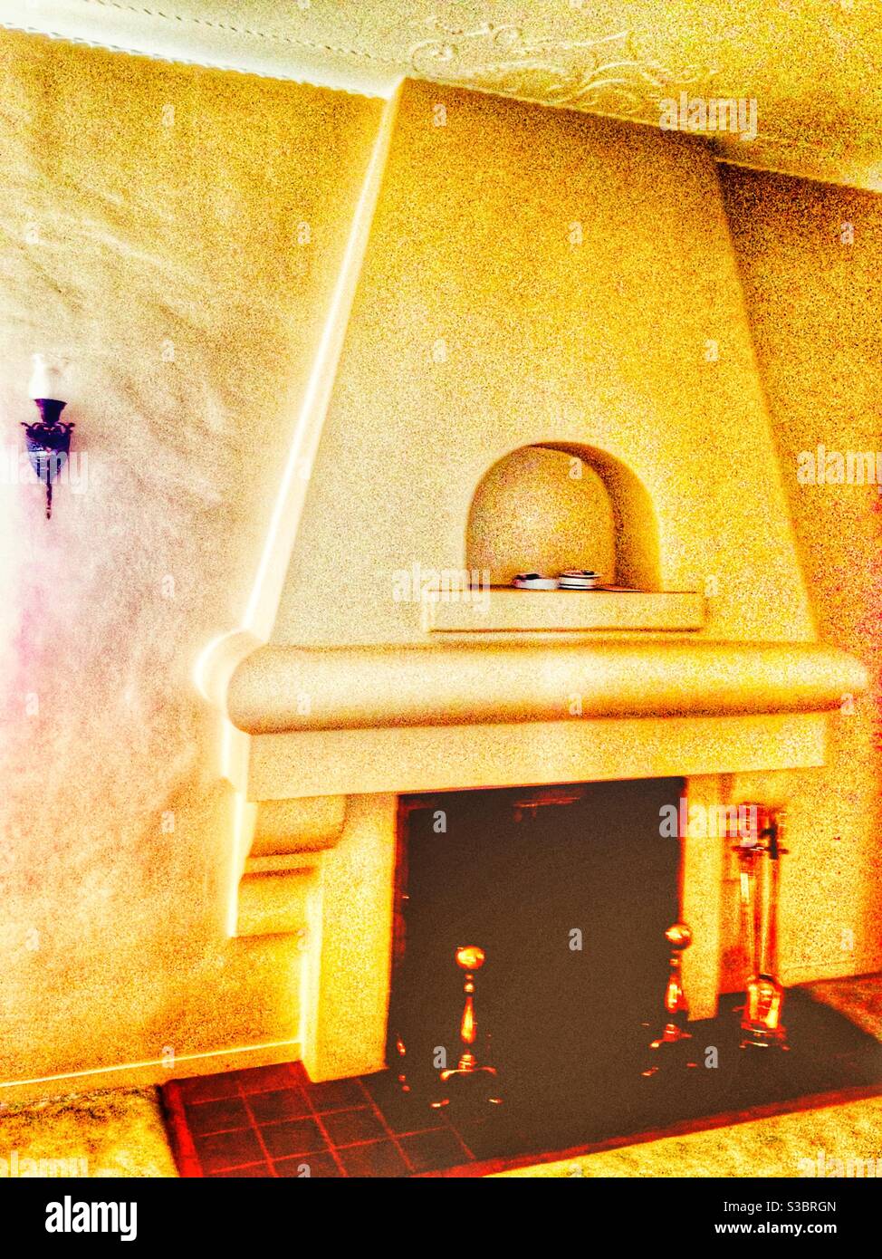 Vintage Gips Kamin im alten kalifornischen spanischen Hacienda Stil. 1920er-Haus in Inglewood, Los Angeles, CA, USA - Smartphone-aufgenommenes Stockfoto