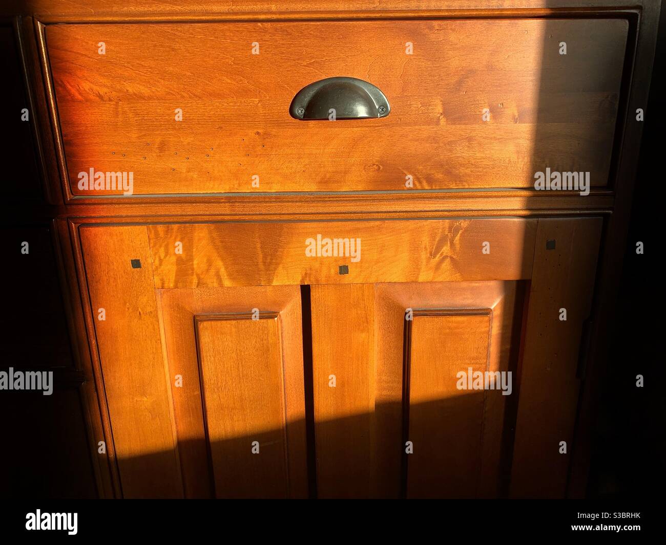 Kombination von Licht und Schatten mit einem alten Kleiderschrank Stockfoto