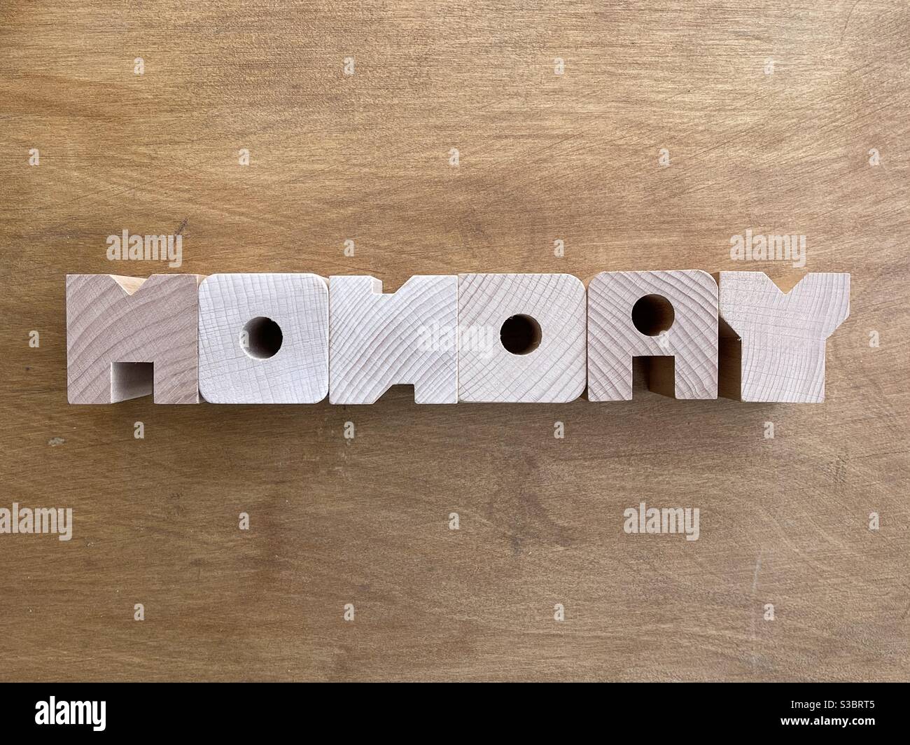 Montagstext mit Holzbuchstaben über einem Holzbrett Stockfoto