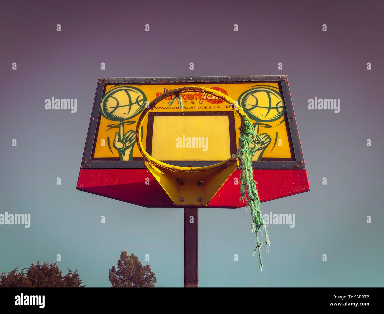 Basketballkorb auf einem Kinderspielplatz. Stockfoto