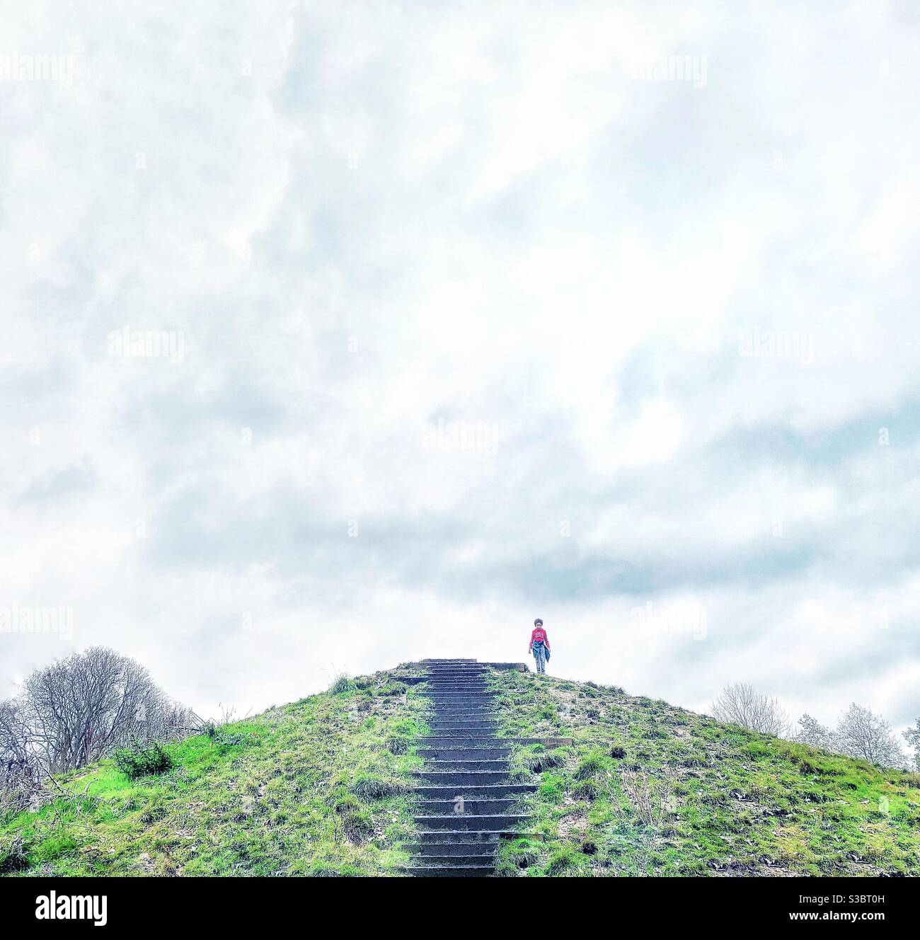 Kind auf einem Hügel Stockfoto