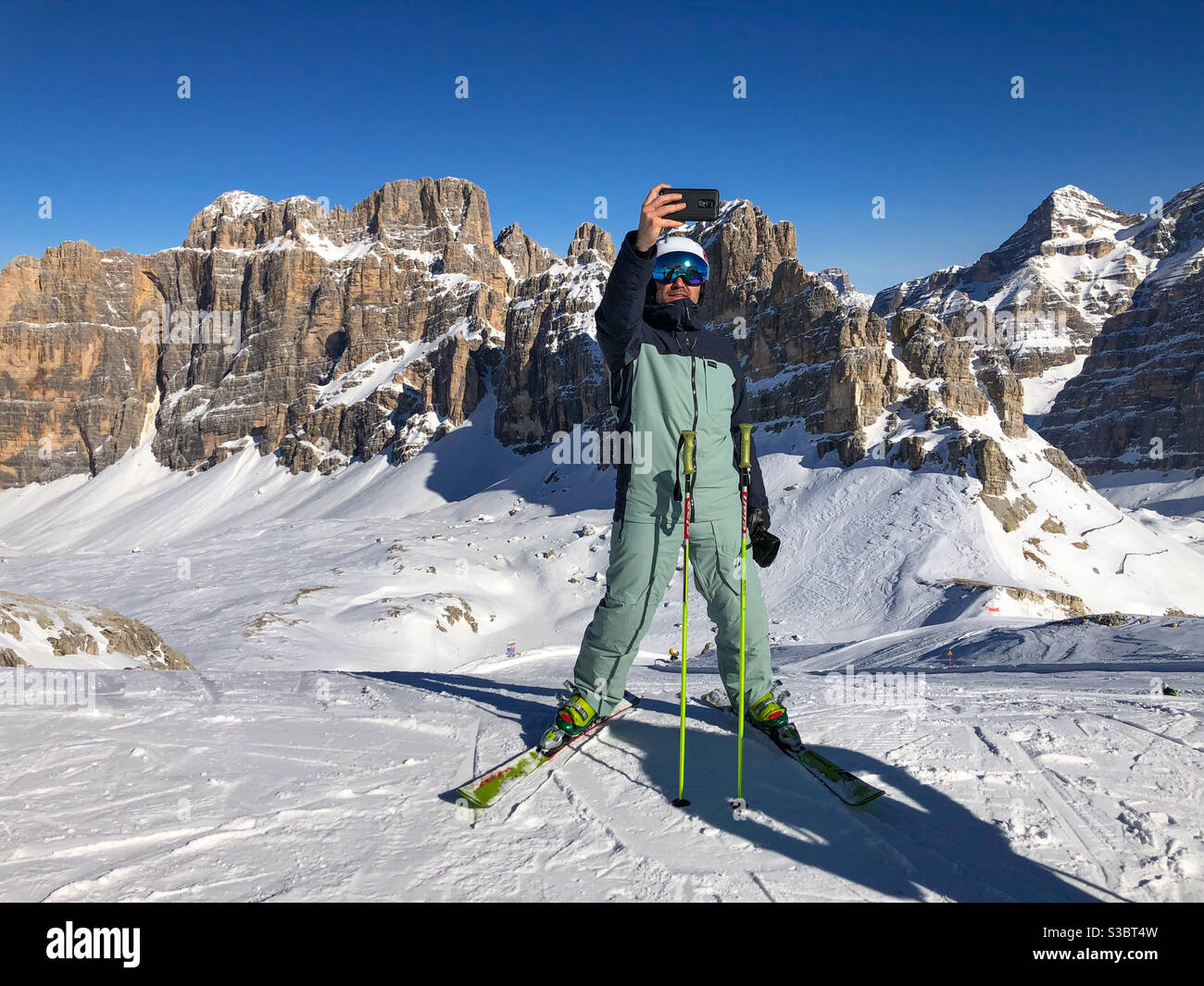 Männlicher Skifahrer beim Selfie. Dolomiten Berge im Hintergrund Stockfoto