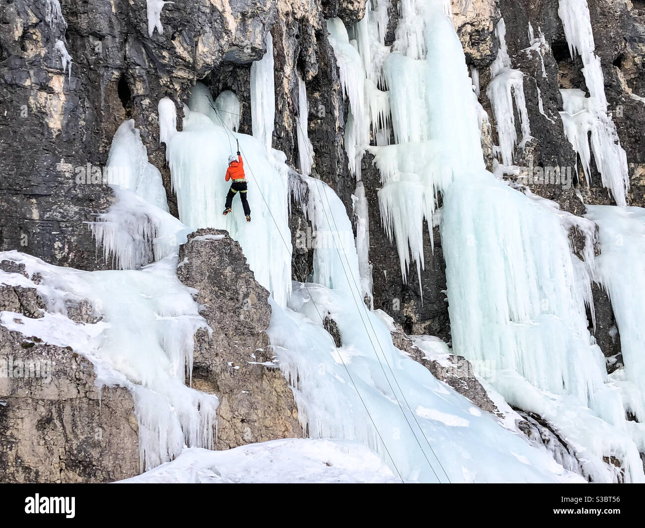 Gefrorene Wasserfälle am Scotoni. Eisklettern in den Dolomiten, Italien Stockfoto