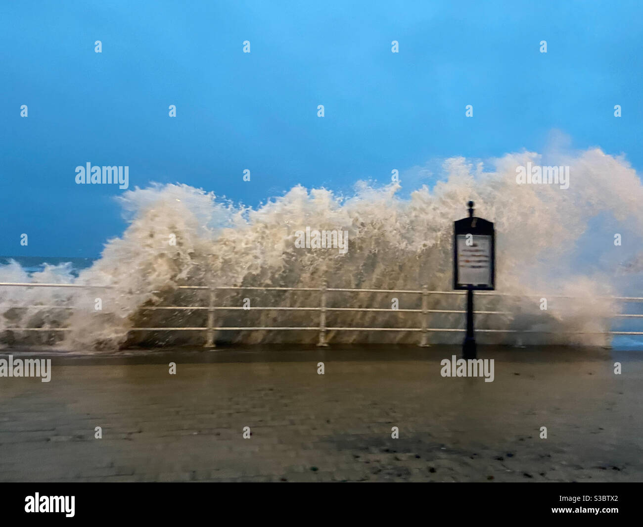 Aberystwyth, West Wales, Großbritannien. Mittwoch, 16. Dezember 2020. Wetter: Wilde Wellen schlagen die Meeresmauer von Aberystwyth an einem bitterkalten Morgen. Bildnachweis ©️ Rose Voon / Alamy Live News. Stockfoto