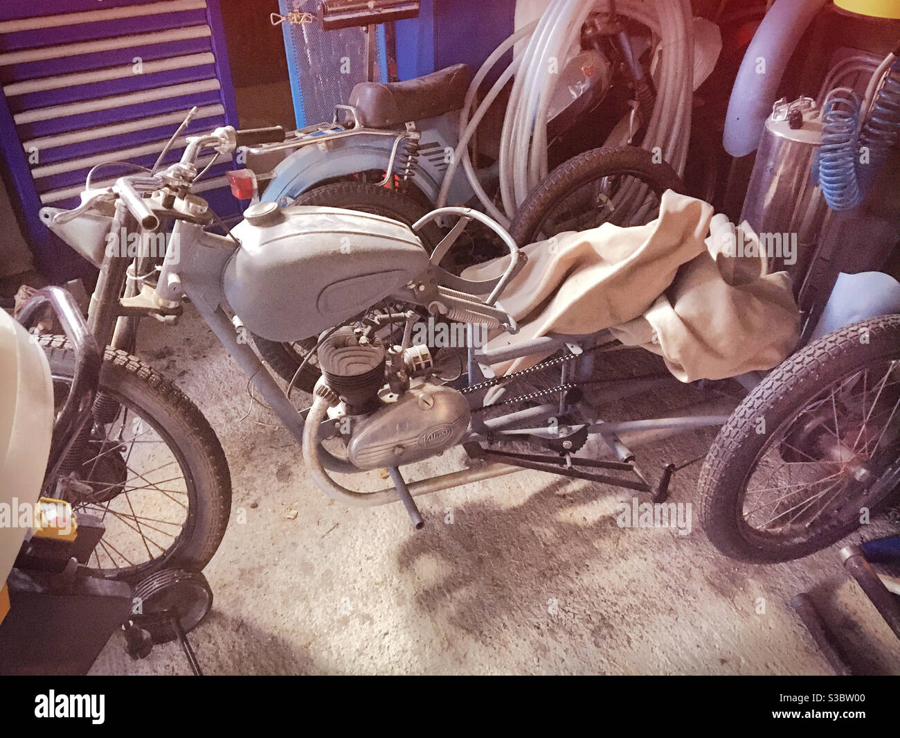 Altes Trike Motorrad, Motorrad Restaurierung Projekt. Stockfoto