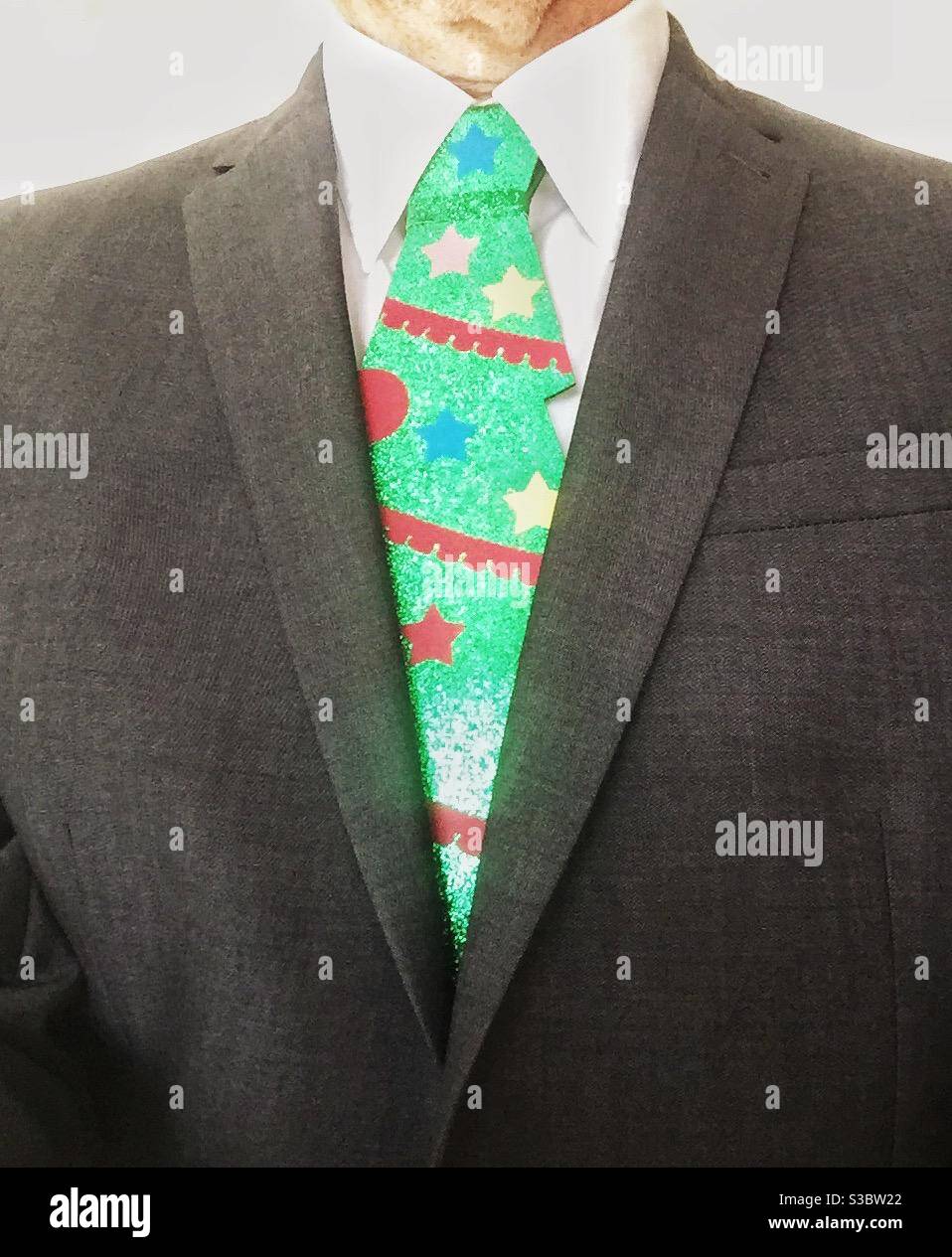 Ein Geschäftsmann in einem Anzug trägt eine lustige Weihnachtskrawatte Stockfoto
