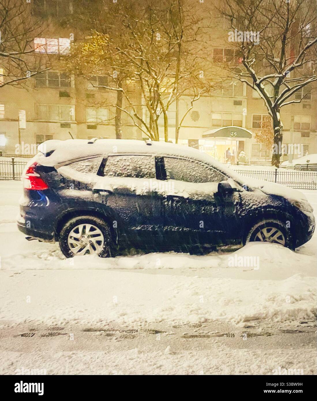 Schneebedeckter Toyota Prius auf der Park Avenue in New York geparkt Stadt - Smartphone-aufgenommenes Stockfoto