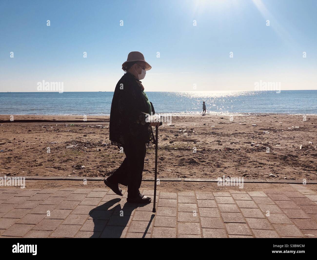 Seniorinnen zu Fuß am Strand Stockfoto