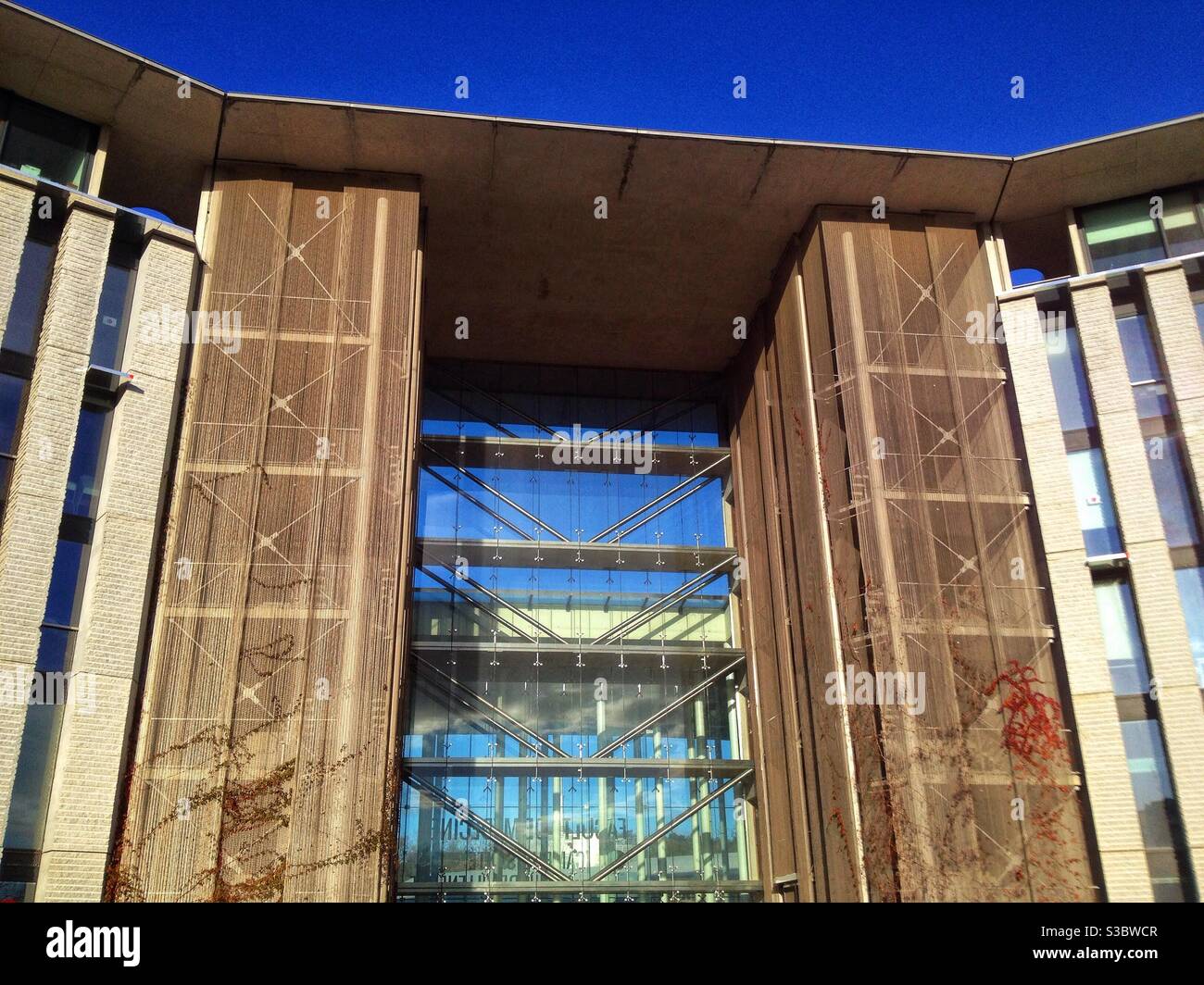 Neue Medizin Universität, Occitanie tram station, Montpellier Frankreich Stockfoto