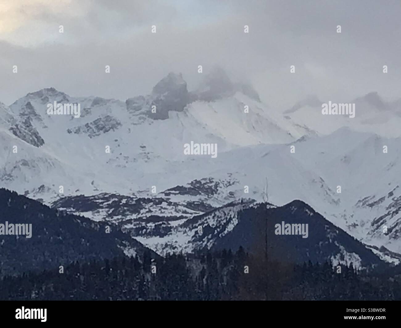 Die Aiguilles d’Arves in Maurienne Savoie unter dem Schnee in Winter Stockfoto