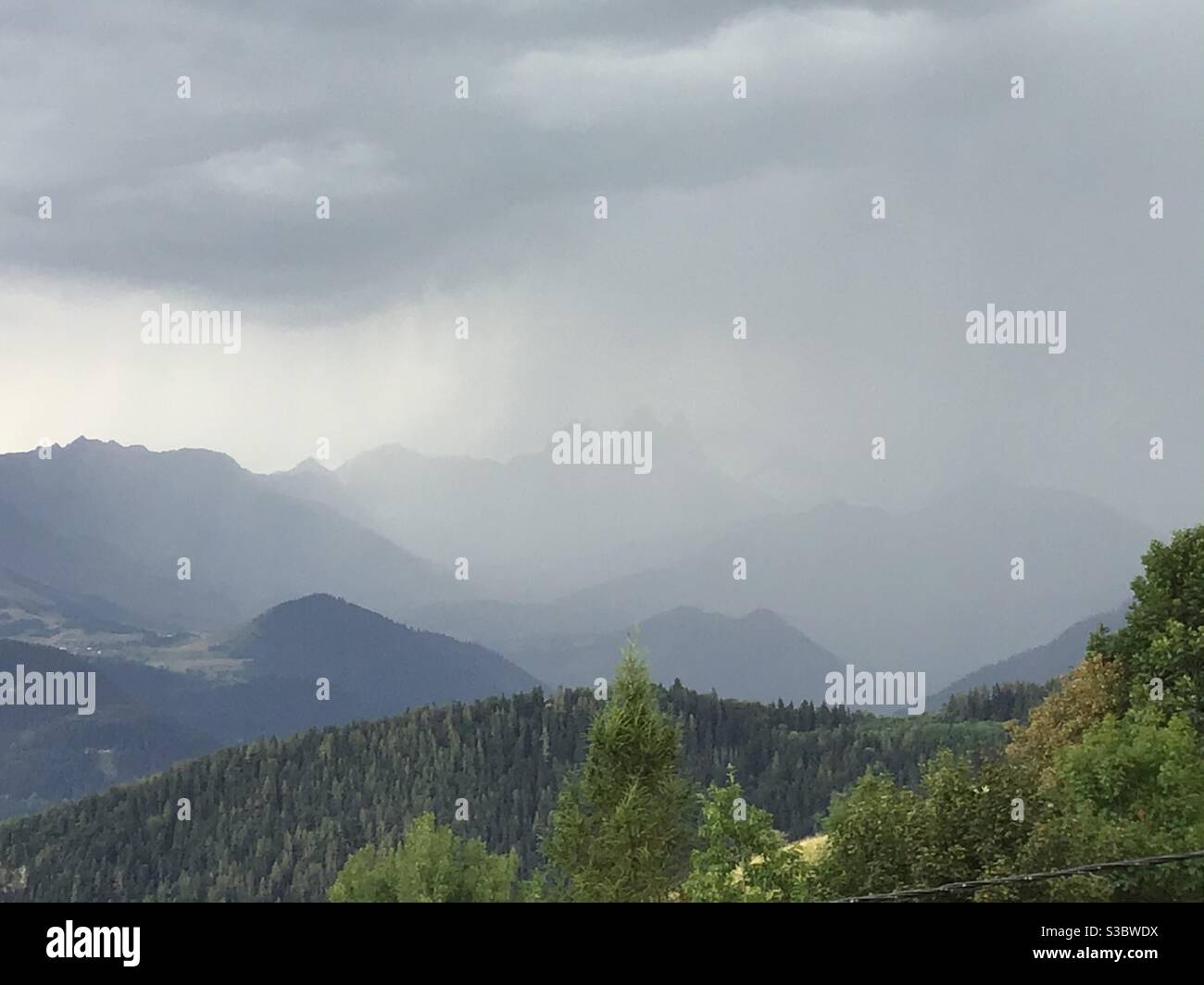 Eine sommerliche Regenlandschaft mit den Aiguilles d’Arves in Maurienne Savoie Frankreich Stockfoto