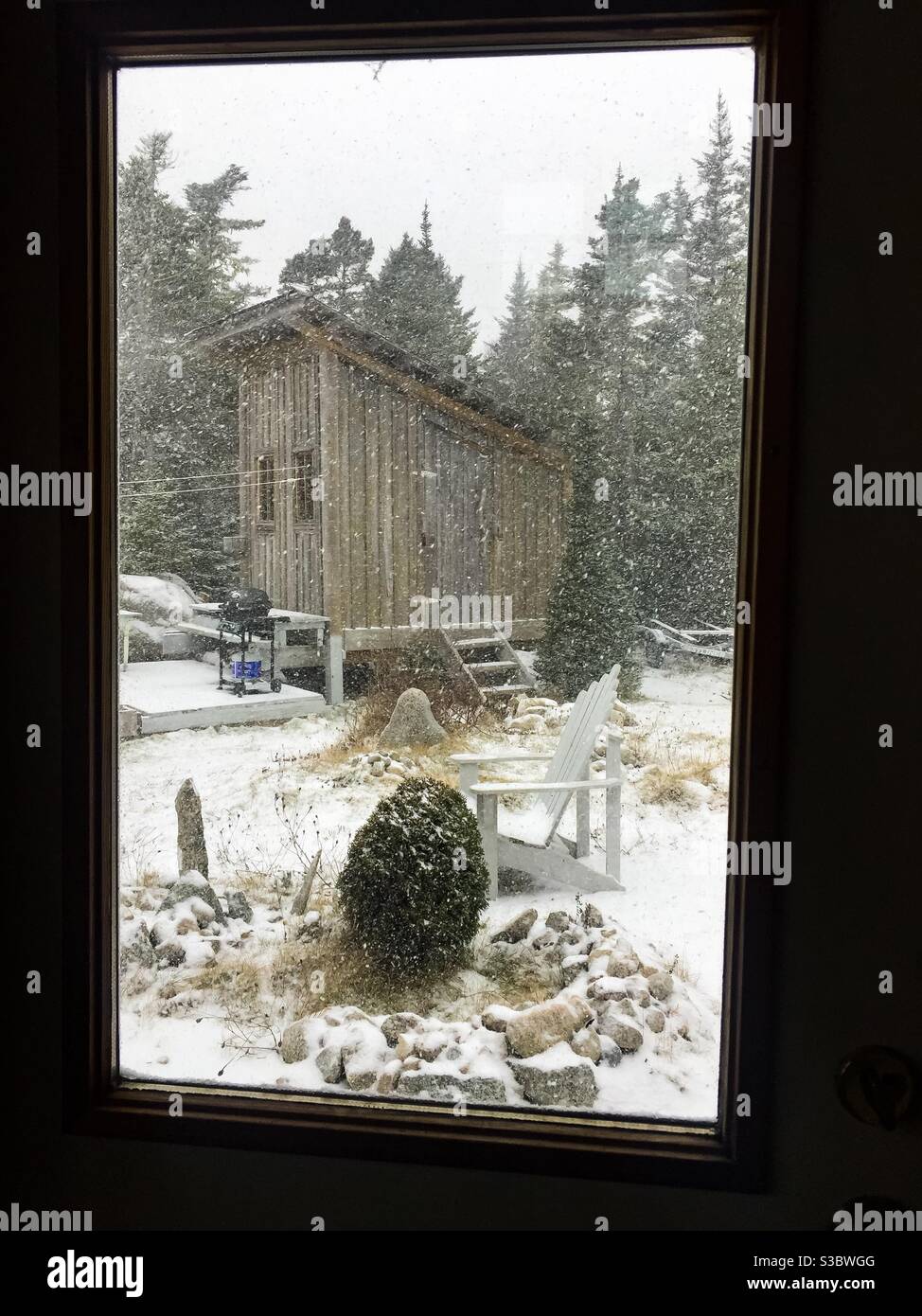 Sanfter Schnee mit leichtem, wirbelndem Schnee, Halifax, Kanada. Ein Winterteppich in gedämpften Farbtönen im Türrahmen. Stockfoto
