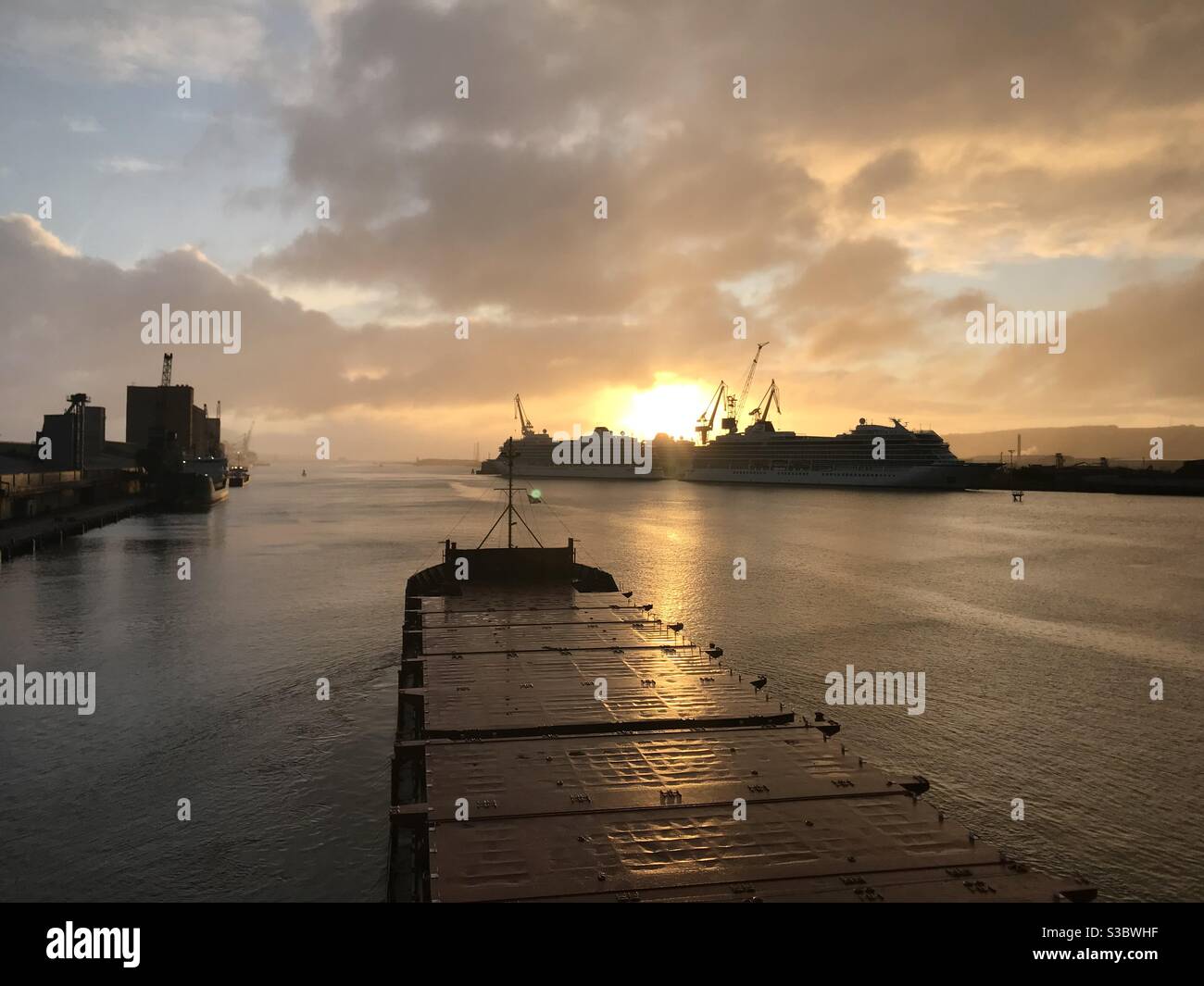 Sonnenaufgang im Hafen von Belfast Stockfoto