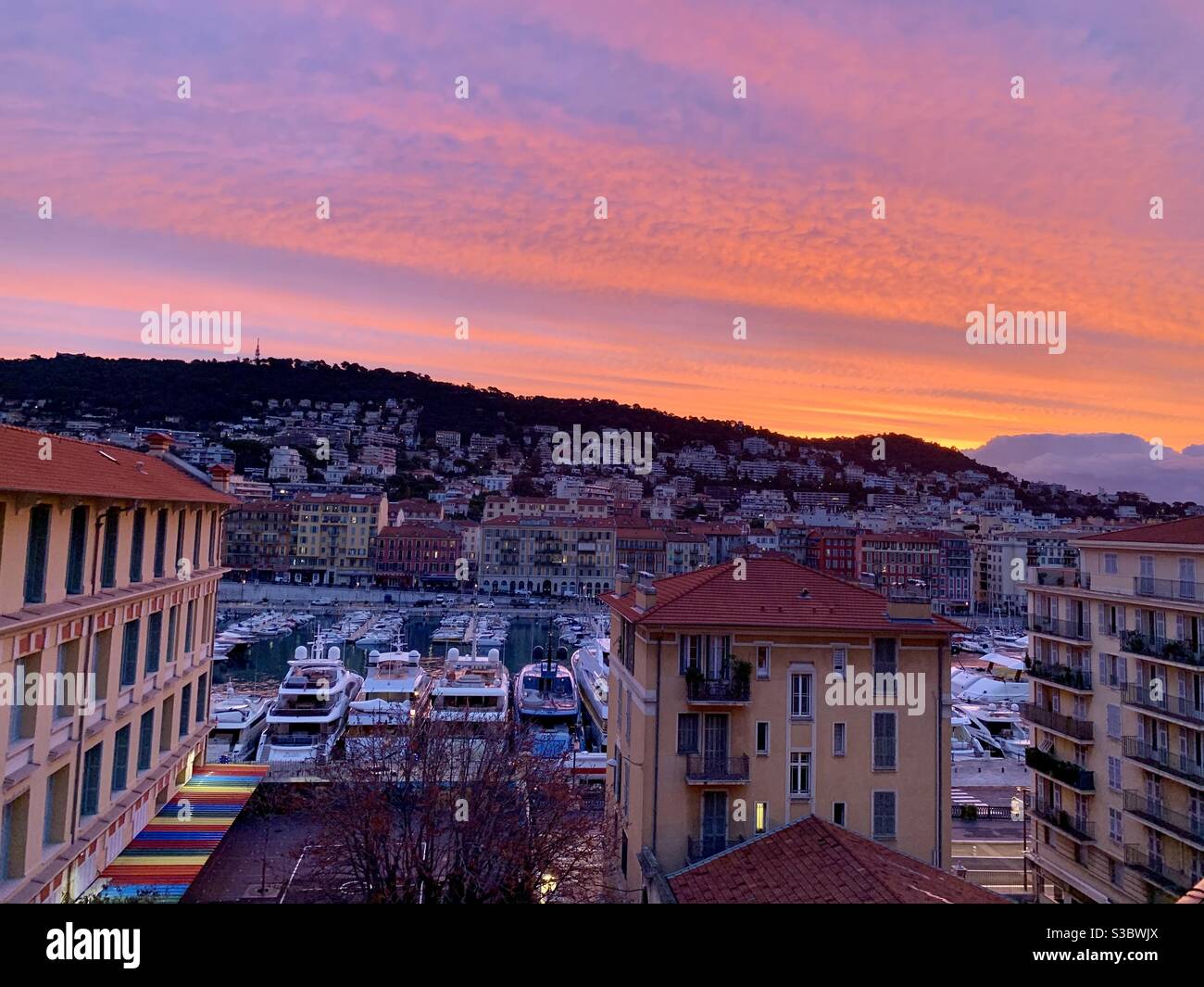 Strahlend farbenprächtiger Sonnenaufgang über dem Hafen von Nizza, Frankreich Stockfoto