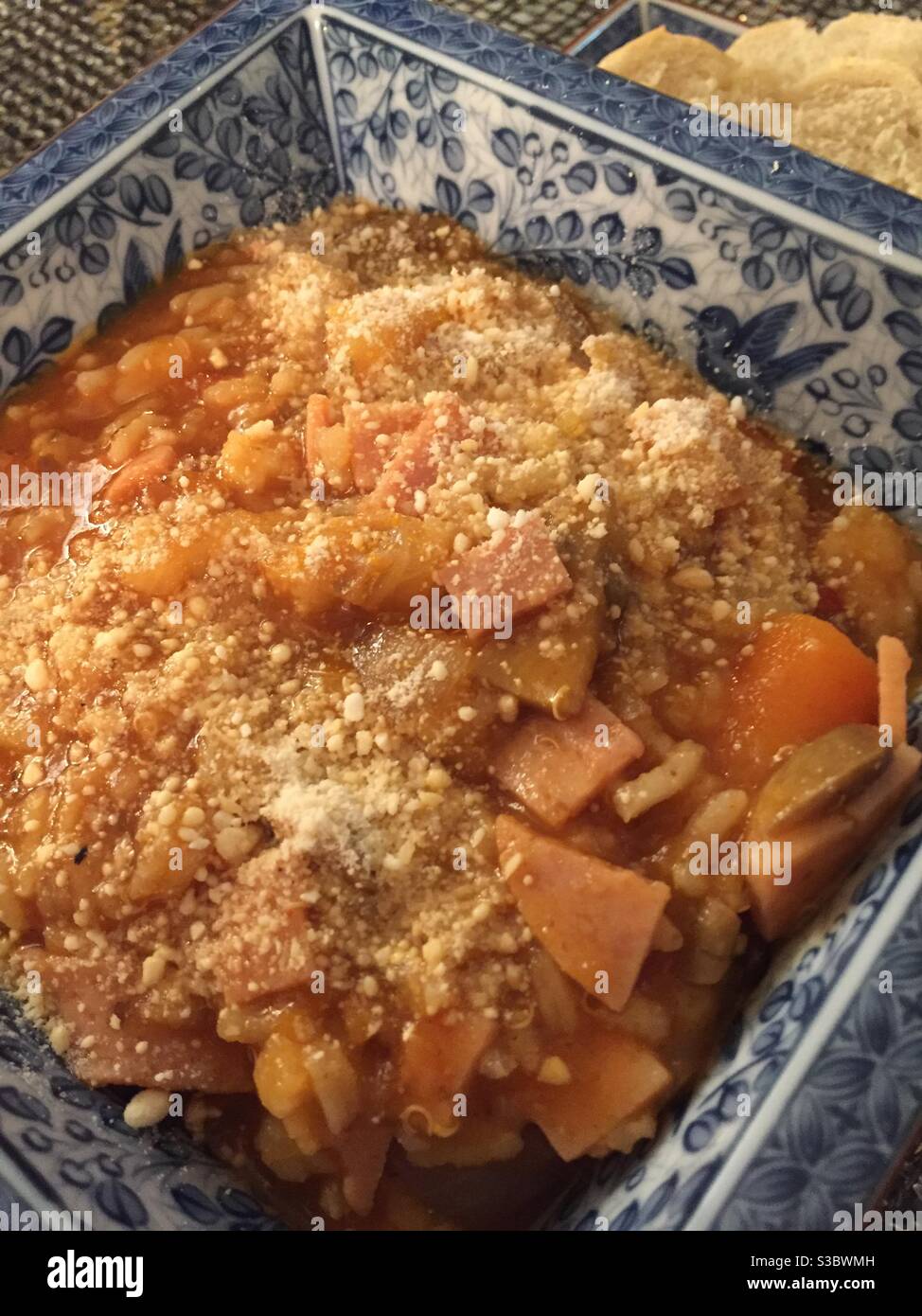 Herzhafte Gemüsesuppe hat Parmesan-Käse-Streuseln, USA Stockfoto