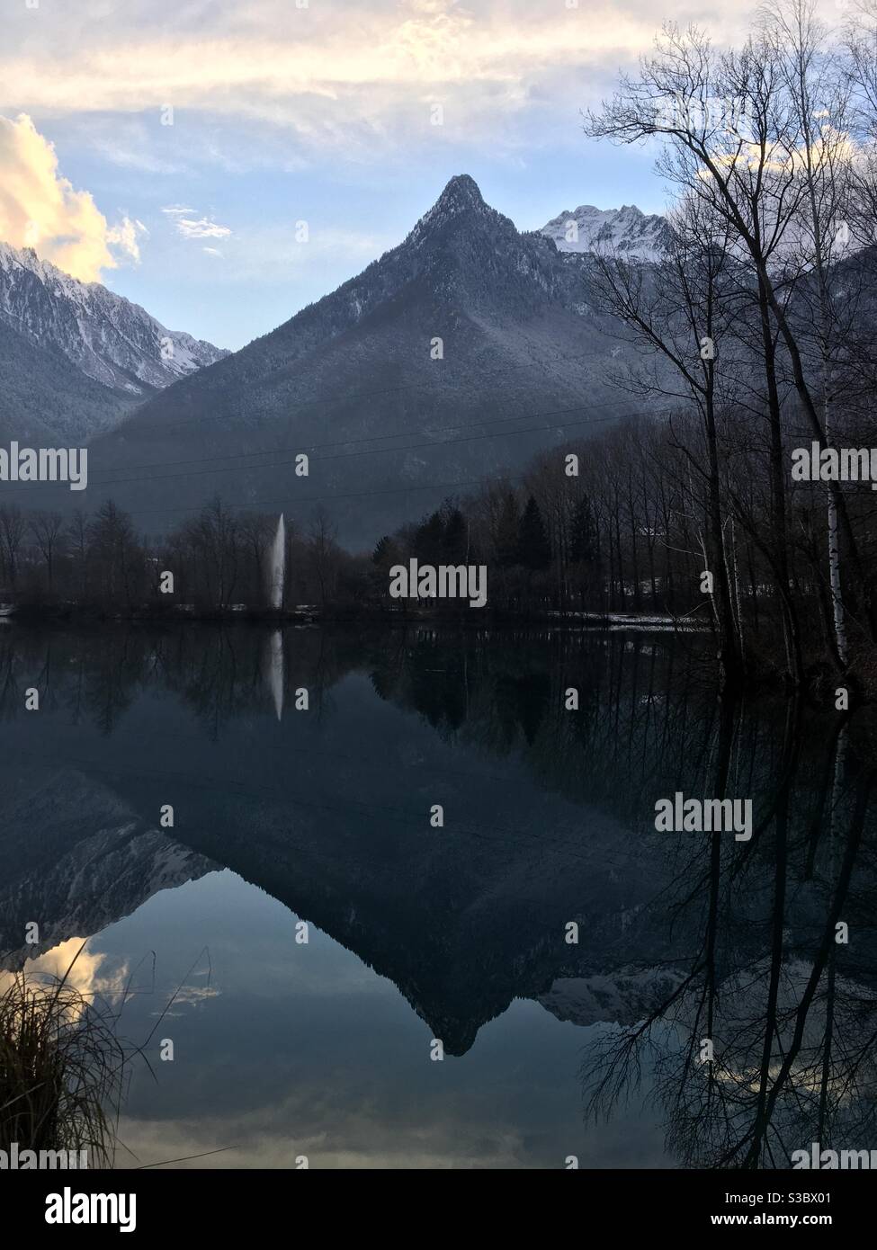 Reflets de la montagne en hiver. Base de loisirs du Lac Bleu à Saint-Rémy-de-Maurienne, Savoie Stockfoto