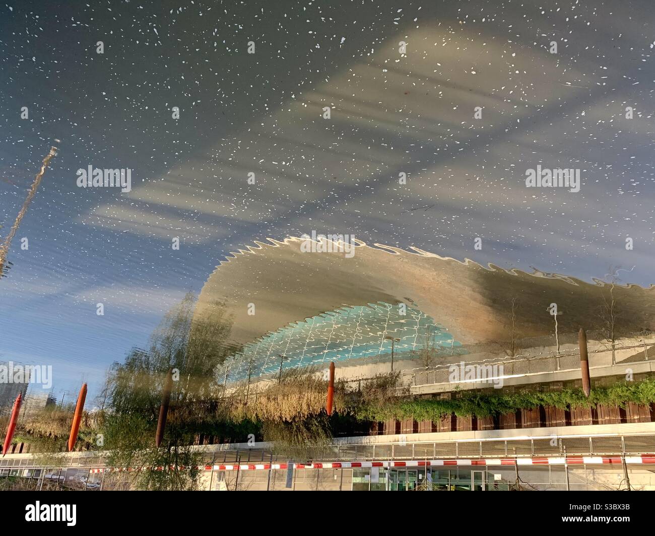 Spiegelung des Gebäudes im Fluss im Olympiapark Stratford Stockfoto