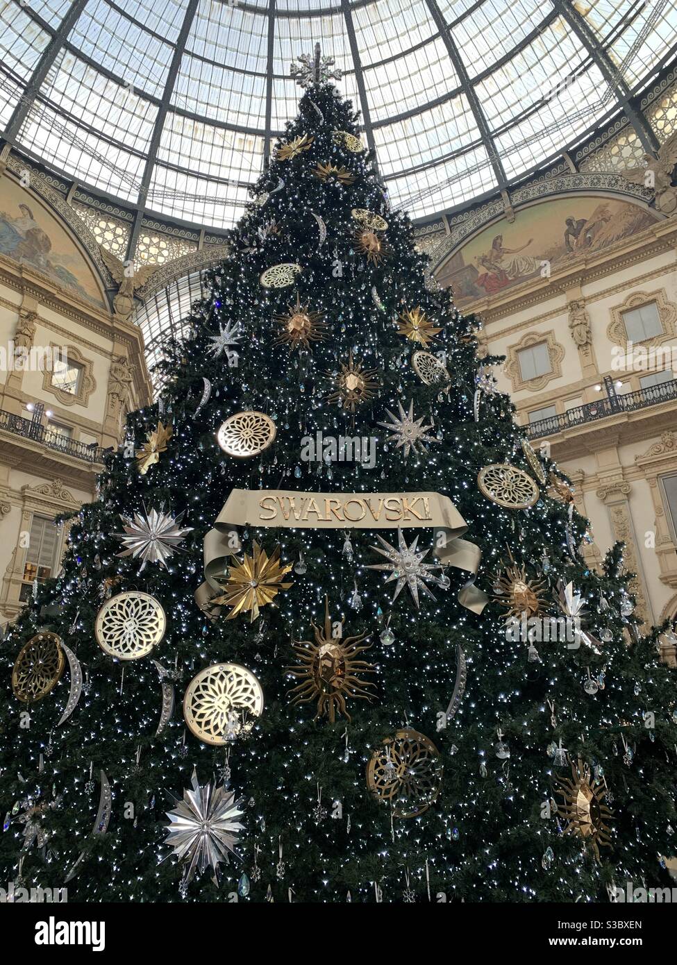Swarovski Weihnachtsbaum in der Galleria Vittorio Emanuele II. Mailand, Italien - Smartphone-aufgenommenes Stockfoto