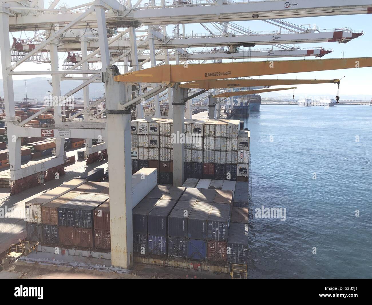 Frachtschiff mit Kränen im Hafen Be- und Entladung durch Portalkrane im Terminal. Stockfoto