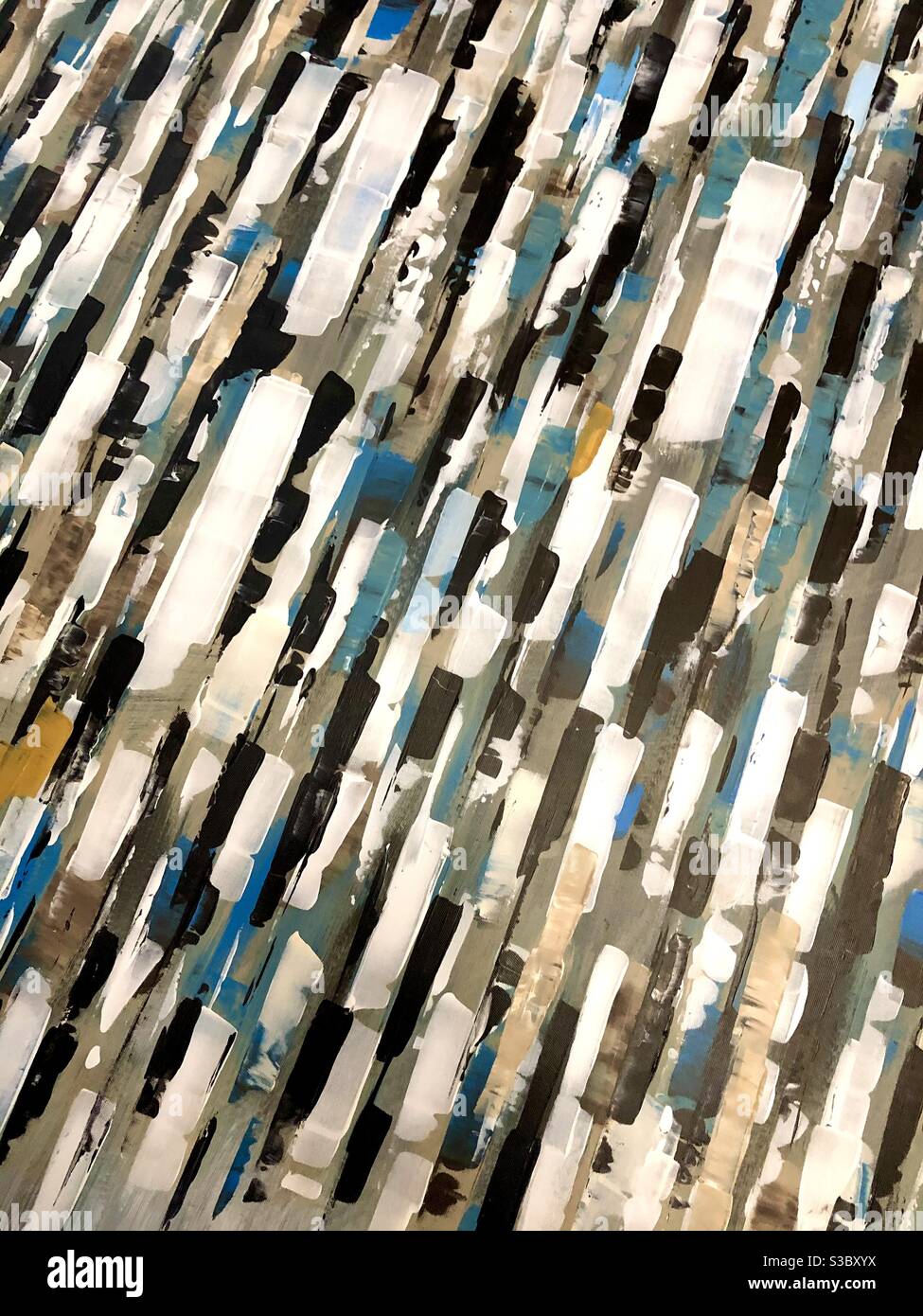 Abstrakter Hintergrund in den Farben Türkis, Blau, Schwarz, Gold und Weiß. - Smartphone-aufgenommenes Stockfoto