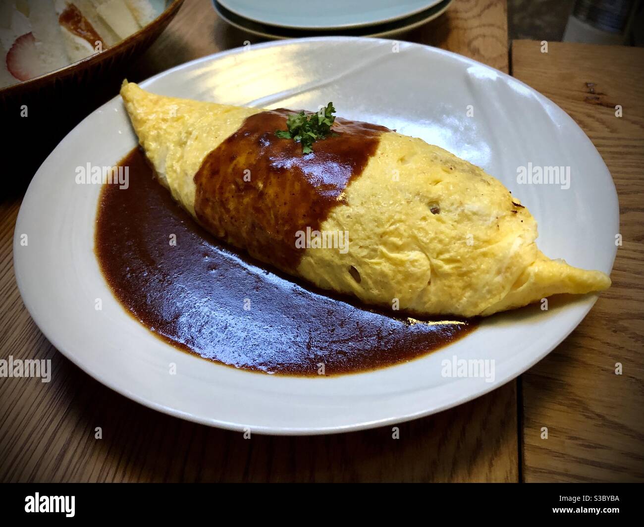 Omurice mit Curry Stockfoto