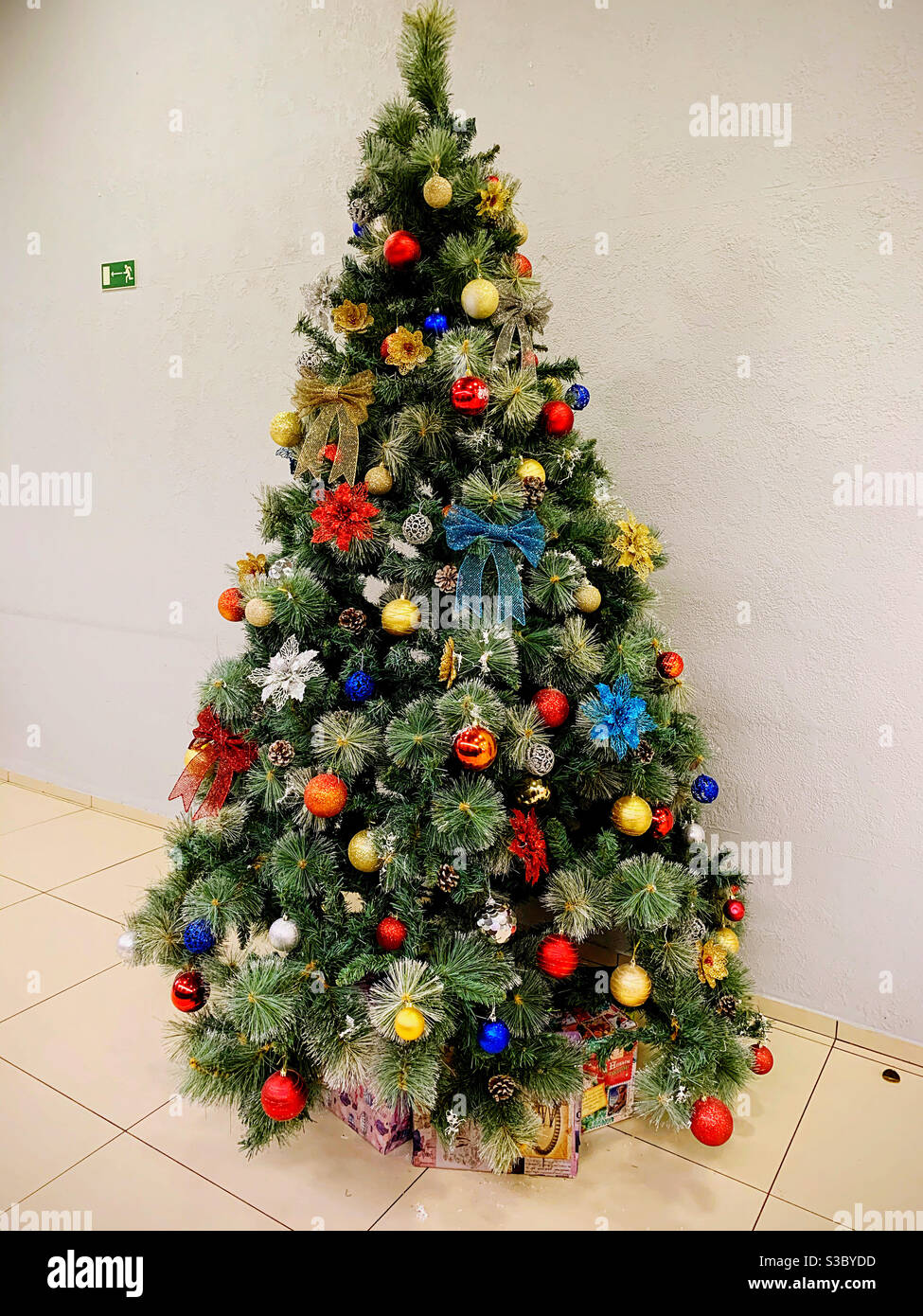 Festlich geschmückter Baum auf hellem Hintergrund - Smartphone-aufgenommenes Stockfoto