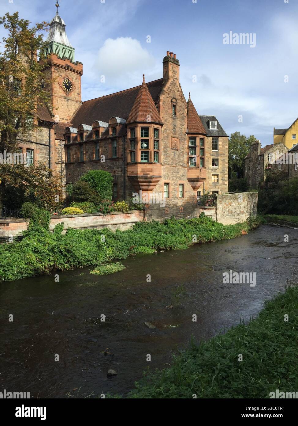 Wasser von Leith fließt durch Dean Village in Schottland. Stockfoto