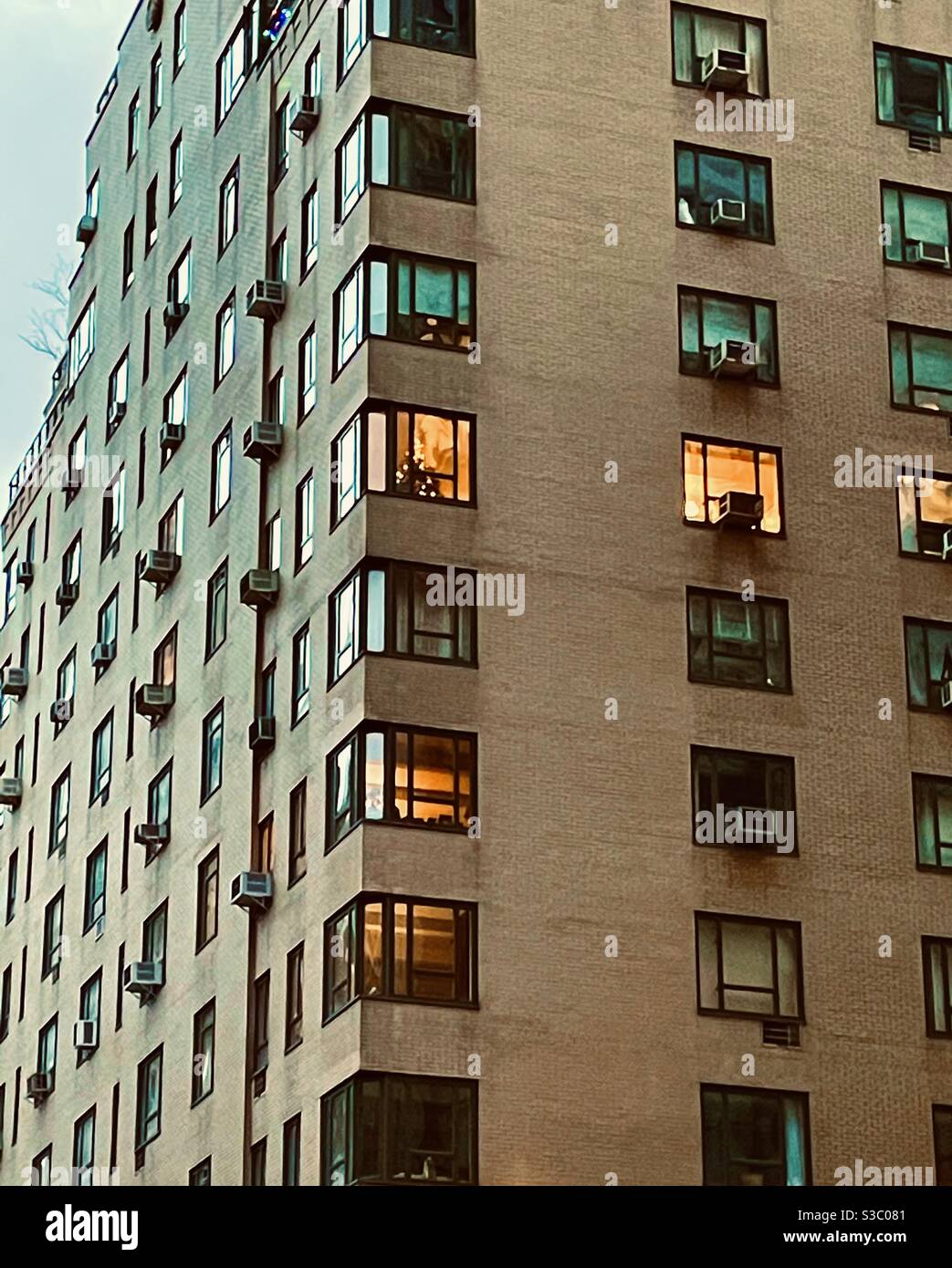 Apartment in einem Hochhaus in Manhattan von außen mit Blick nach innen. Stockfoto