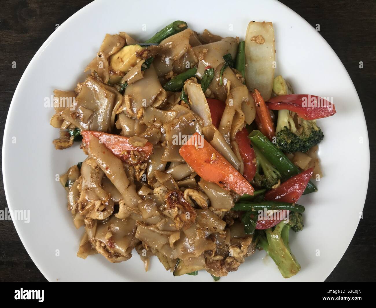 Thai Chicken Pad kee mao Stockfoto