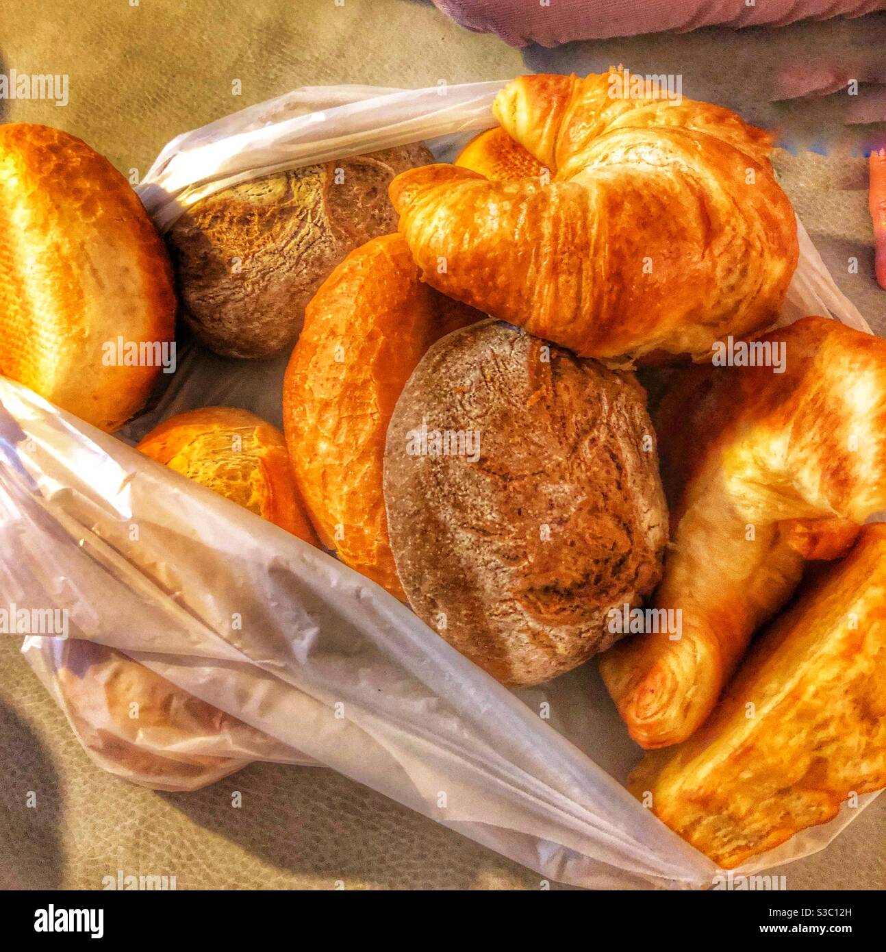 Köstliche Auswahl an frischem Brot in Berlin Deutschland - Smartphone-aufgenommenes Stockfoto