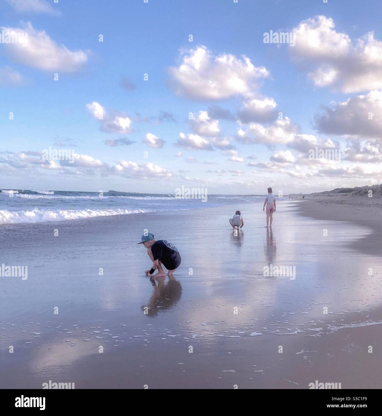 Kinder am Strand spielen Jungen und Mädchen verträumte Kindheitserinnerungen Stockfoto