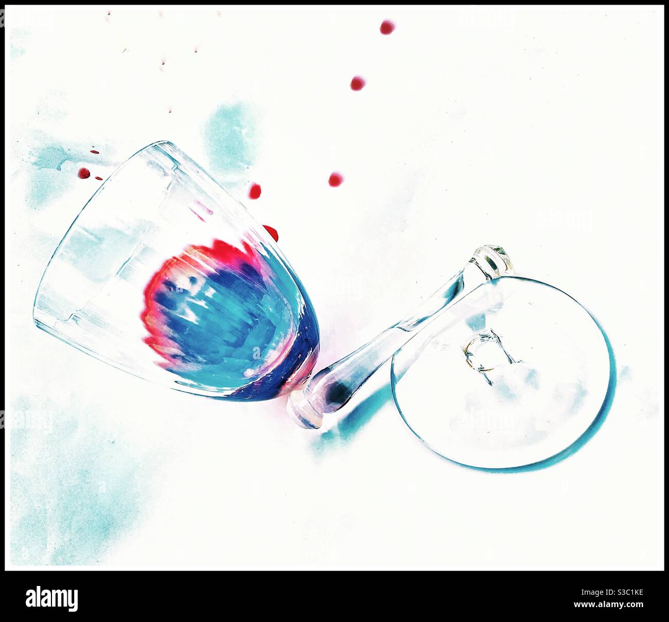 Zerbrochenes Glas mit Spaltwein Stockfoto