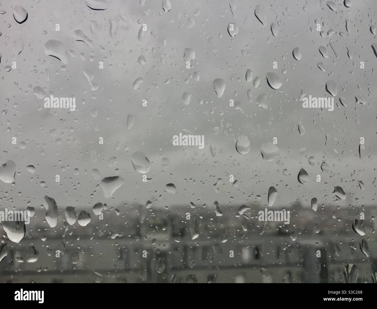 Des gouttes de pluie par mauvais temps sur la Fenêtre d’un Appartement en Hauteur à Paris Frankreich Stockfoto