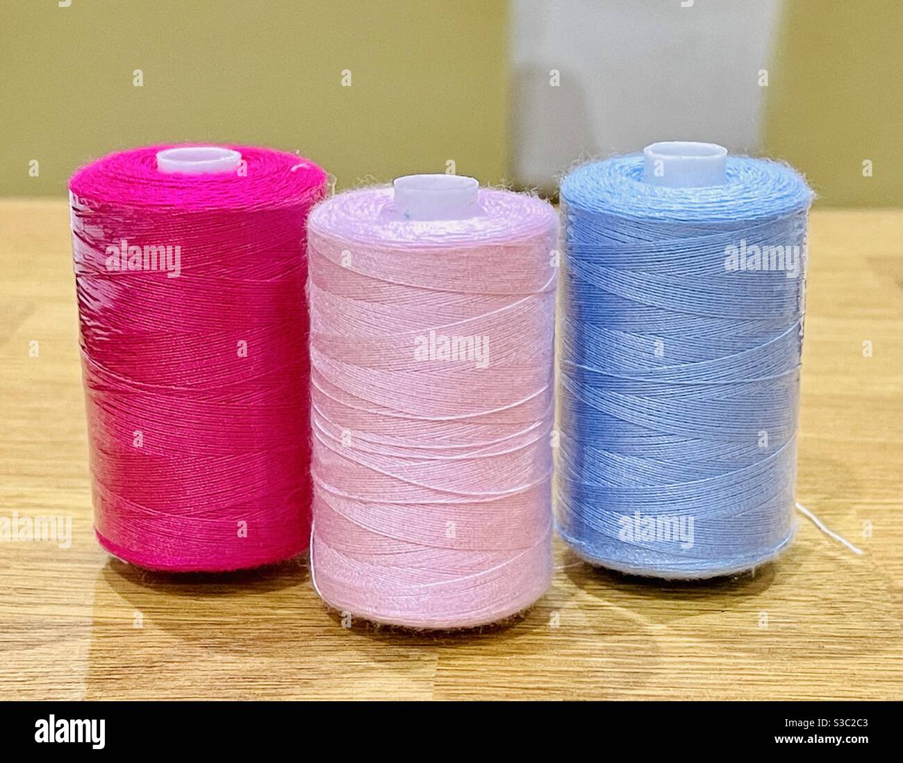 Rollen aus farbigem Baumwollgarn. Keine Personen. Stockfoto