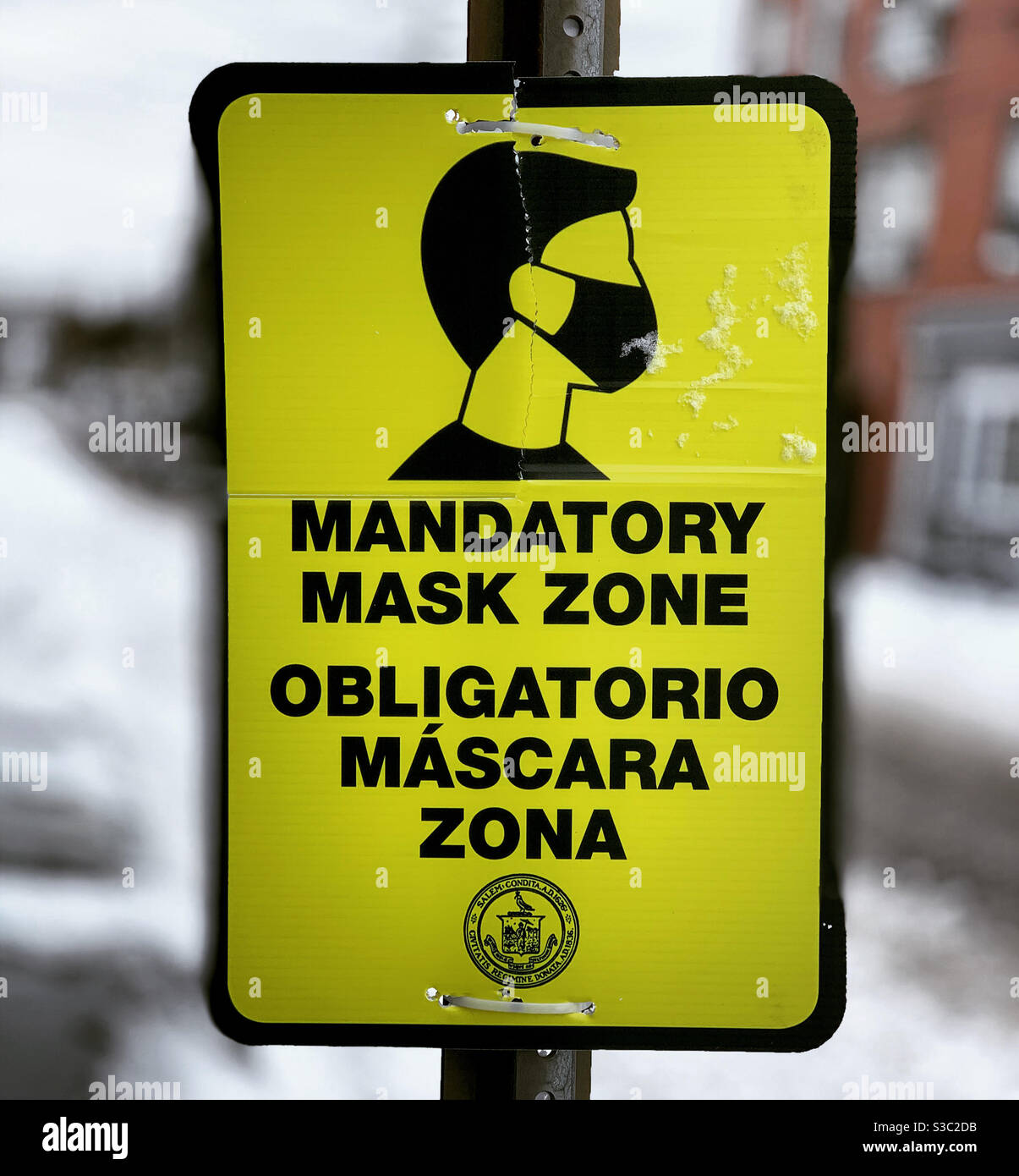 Obligatorisches Zeichen für Maskenzone, Dezember 2020. Salem, Massachusetts, Usa - Smartphone-aufgenommenes Stockfoto