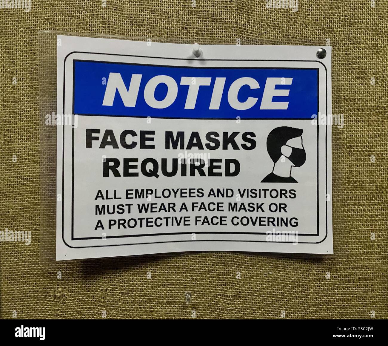 LOS ANGELES, CA, SEP 2020: schild mit Gesichtsmasken während Covid-19 Einschränkungen in Downtown Los Angeles erforderlich Stockfoto