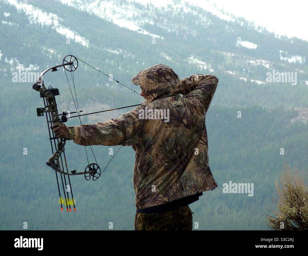 Ein Bogenjäger in Wyoming zieht seinen Bogen an Ein Ziel Stockfoto