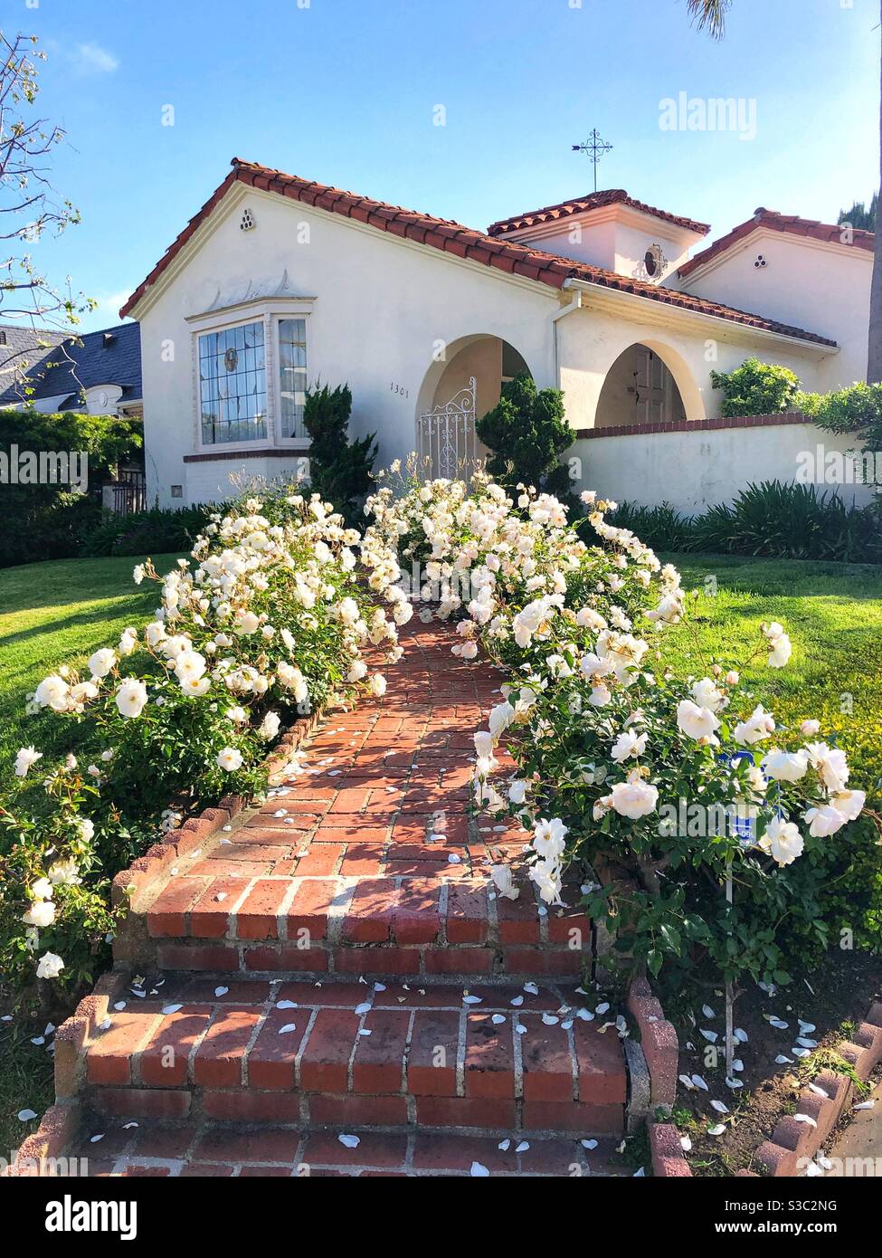 Ikonisches California Hollywood FuckIconic Hollywood spanisches Haus im Westen Los Angeles mit weißen Rosen Stockfoto