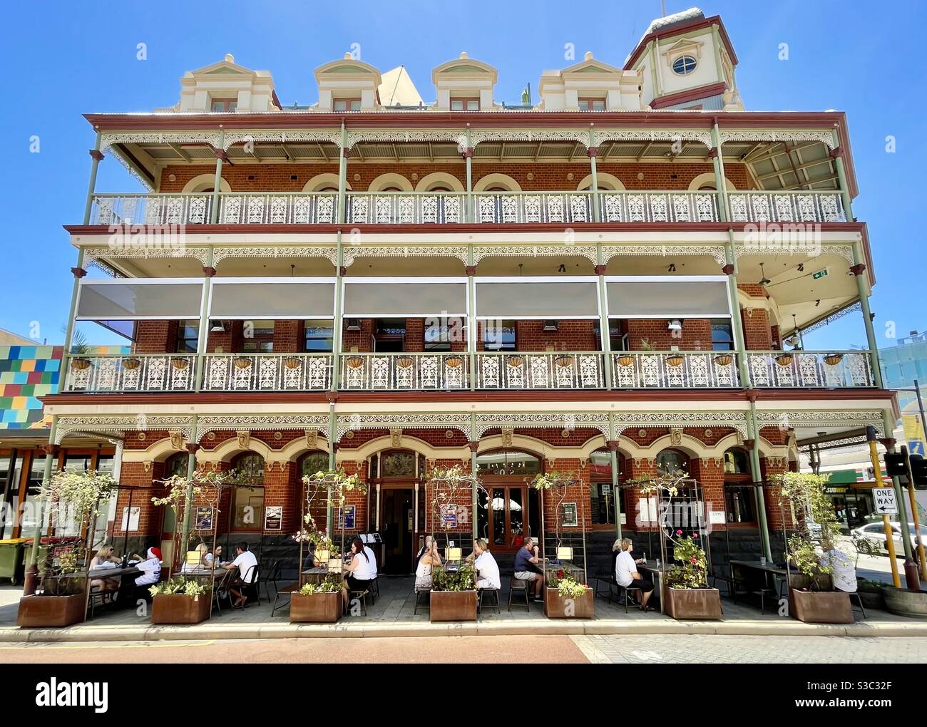 Speisen im Freien im National Hotel Federation im kostenlosen klassischen Stil Architektur High Street und Market Street Fremantle Western Australia Stockfoto