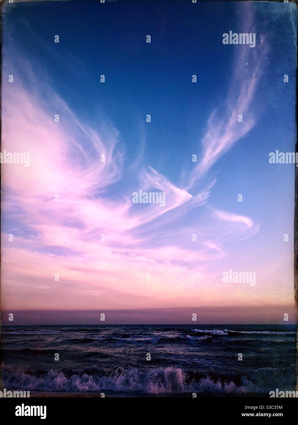 Bunte Wolkenlandschaft über dem Meer - Smartphone-aufgenommenes Stockfoto
