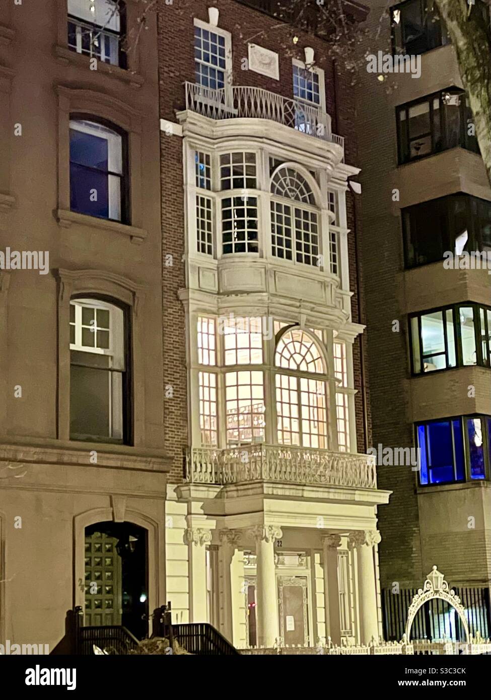 Wunderschöne weiße Hochzeitstorte Art Architektur in 20 bis 35. Straße in Murray Hill in der Nacht gesehen - Smartphone-aufgenommenes Stockfoto