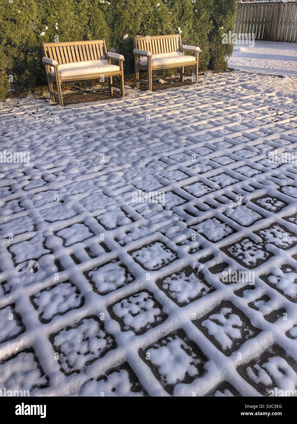 Waffelmuster im Schnee. Stockfoto
