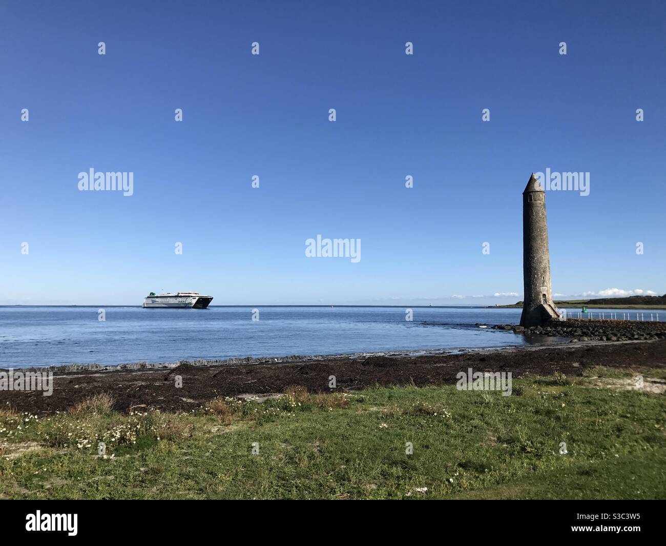 Dublin Swift nähert sich Larne Harbour, Chain Memorial Lighthouse Stockfoto