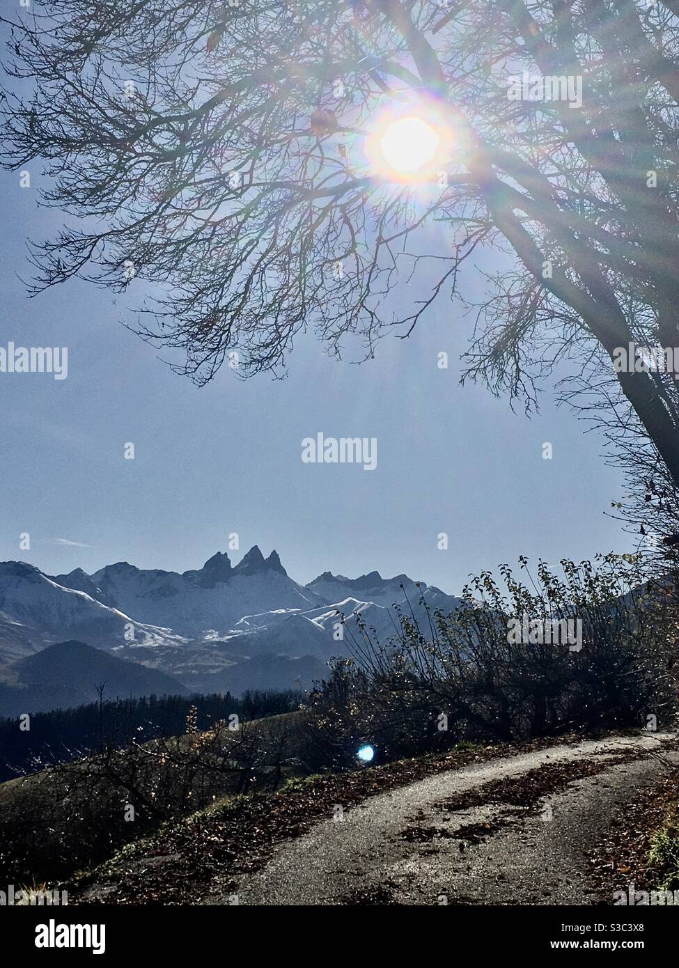 Soleil d’automne sur Jarrier et les Aiguilles d’Arves en Maurienne Savoie Stockfoto