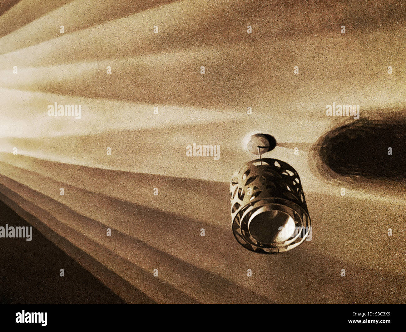 Heller Schatten in der späten Abendsonne Stockfoto