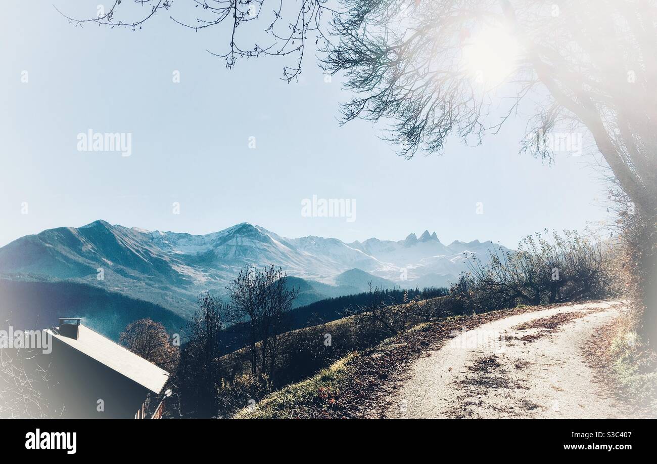 Soleil d’automne sur Jarrier et les Aiguilles d’Arves en Maurienne Savoie Alpes Stockfoto