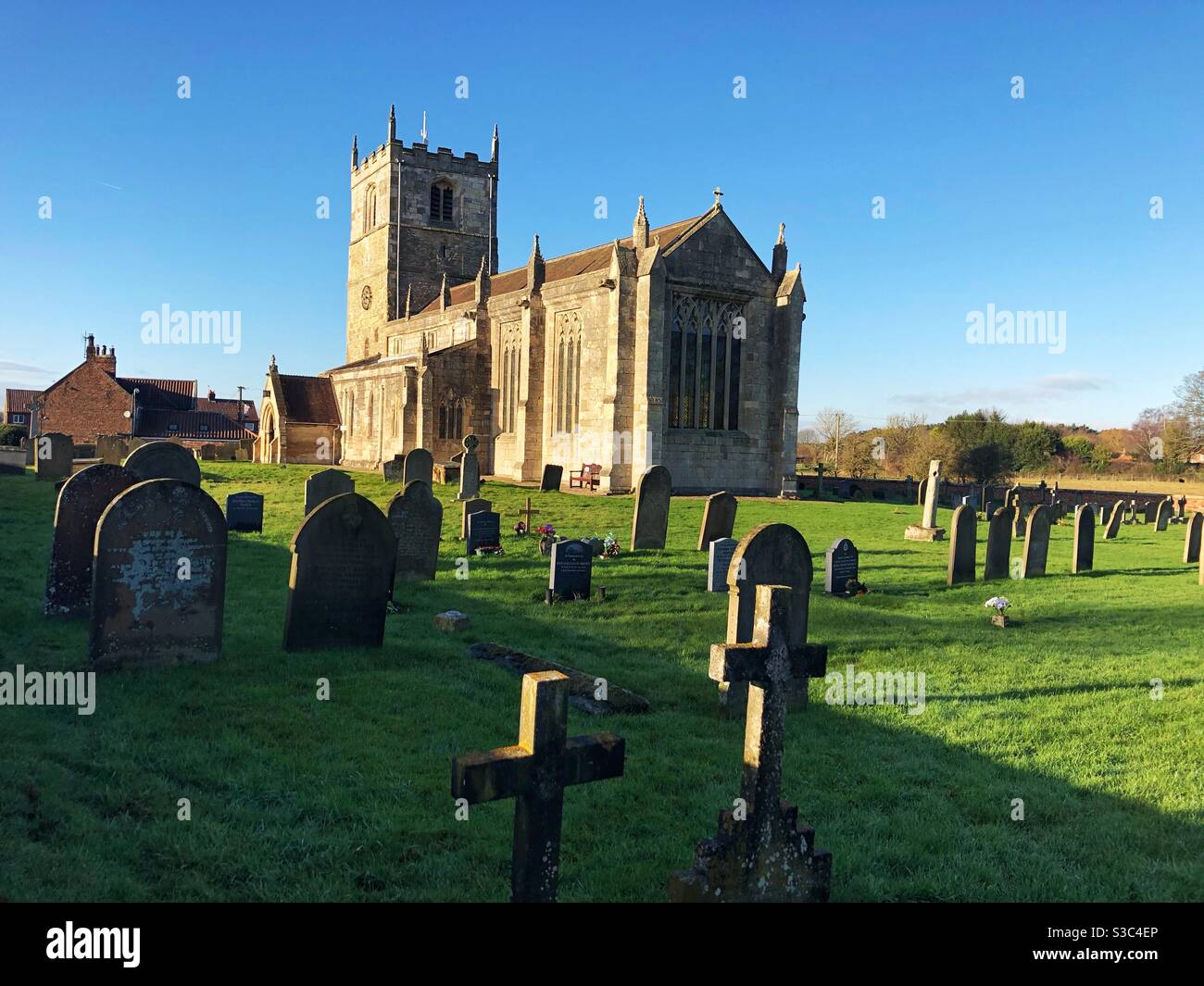 Eine typisch englische Kirche und Friedhof in der englischen Landschaft Mit Kopierbereich - Smartphone-aufgenommenes Stockfoto