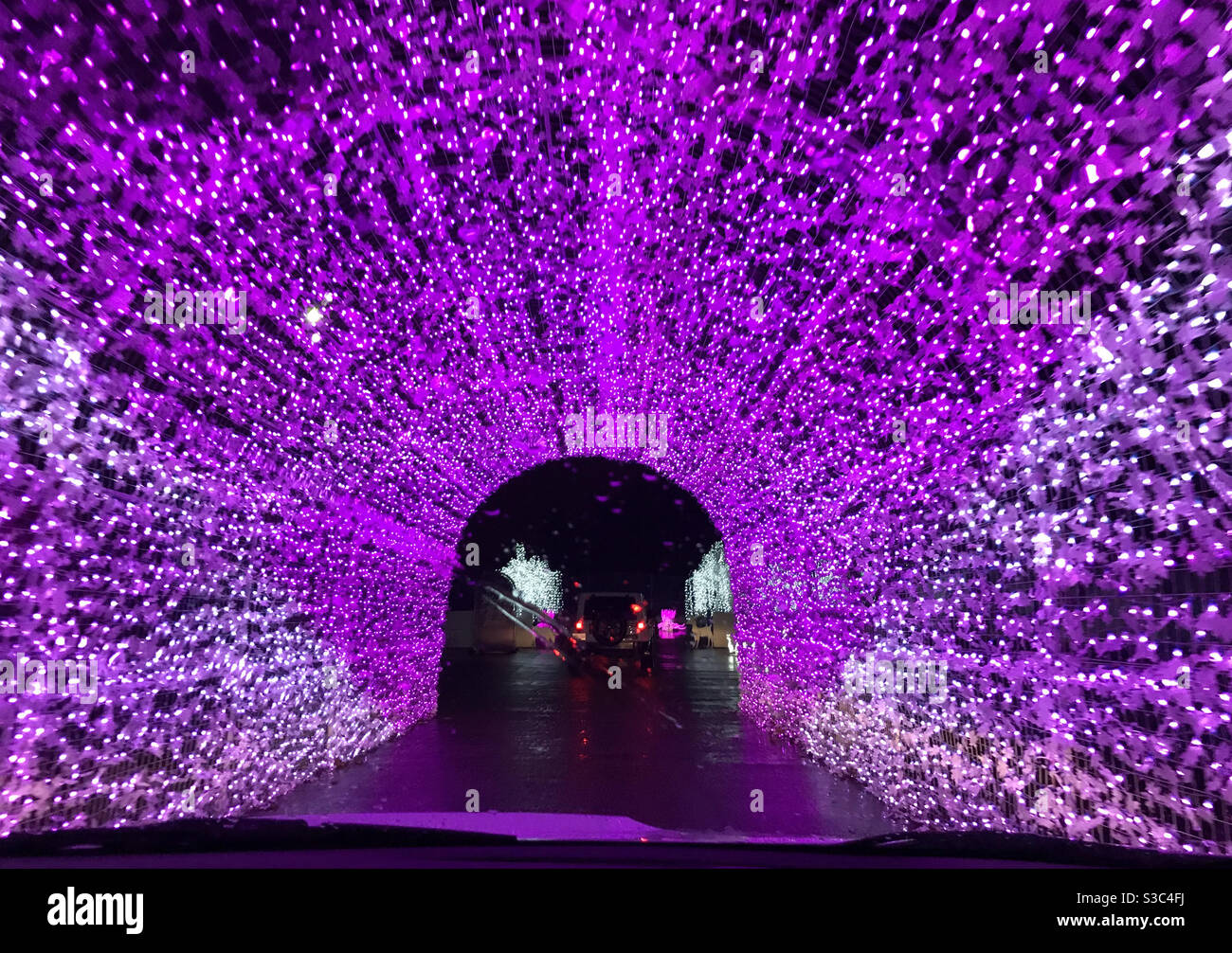 Fahrt durch einen Tunnel aus bunten Lichtern bei der PNE Winterlights Show in Vancouver, Kanada. Dezember 2020. - Smartphone-aufgenommenes Stockfoto