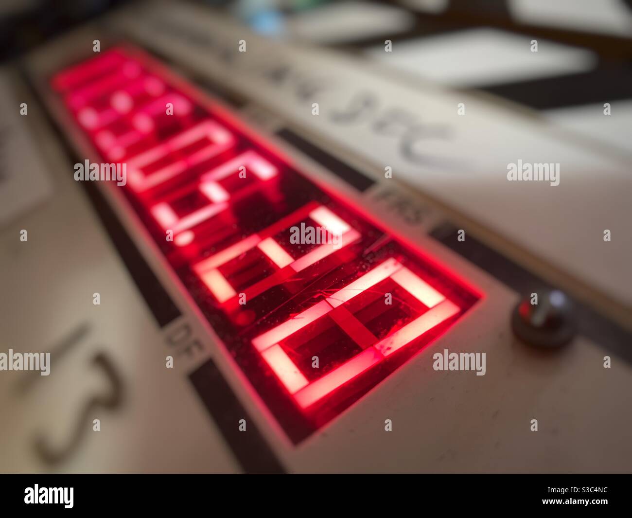 Makrodetail von roten Timecode-Zahlen auf einem Filmschiefer (Clapperboard), extrem geringe Schärfentiefe Stockfoto