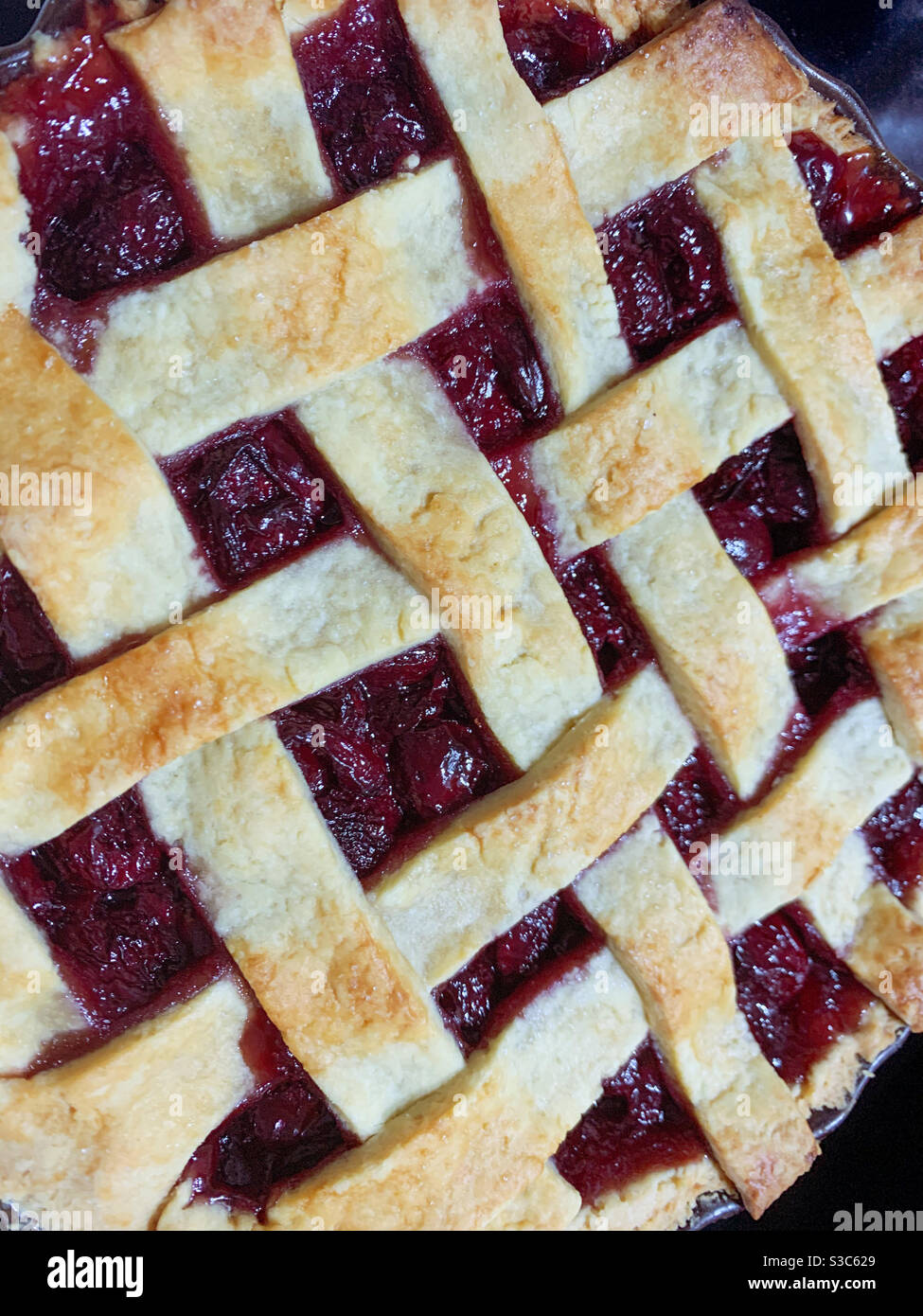 Backen einer Gittermuster Kirschkuchen - Smartphone-aufgenommenes Stockfoto